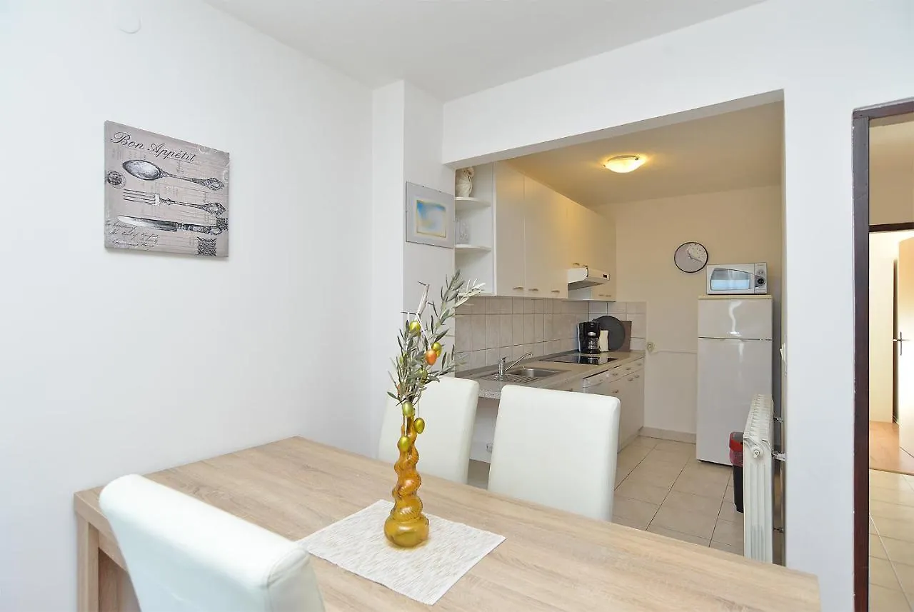 Apartments Drago 589